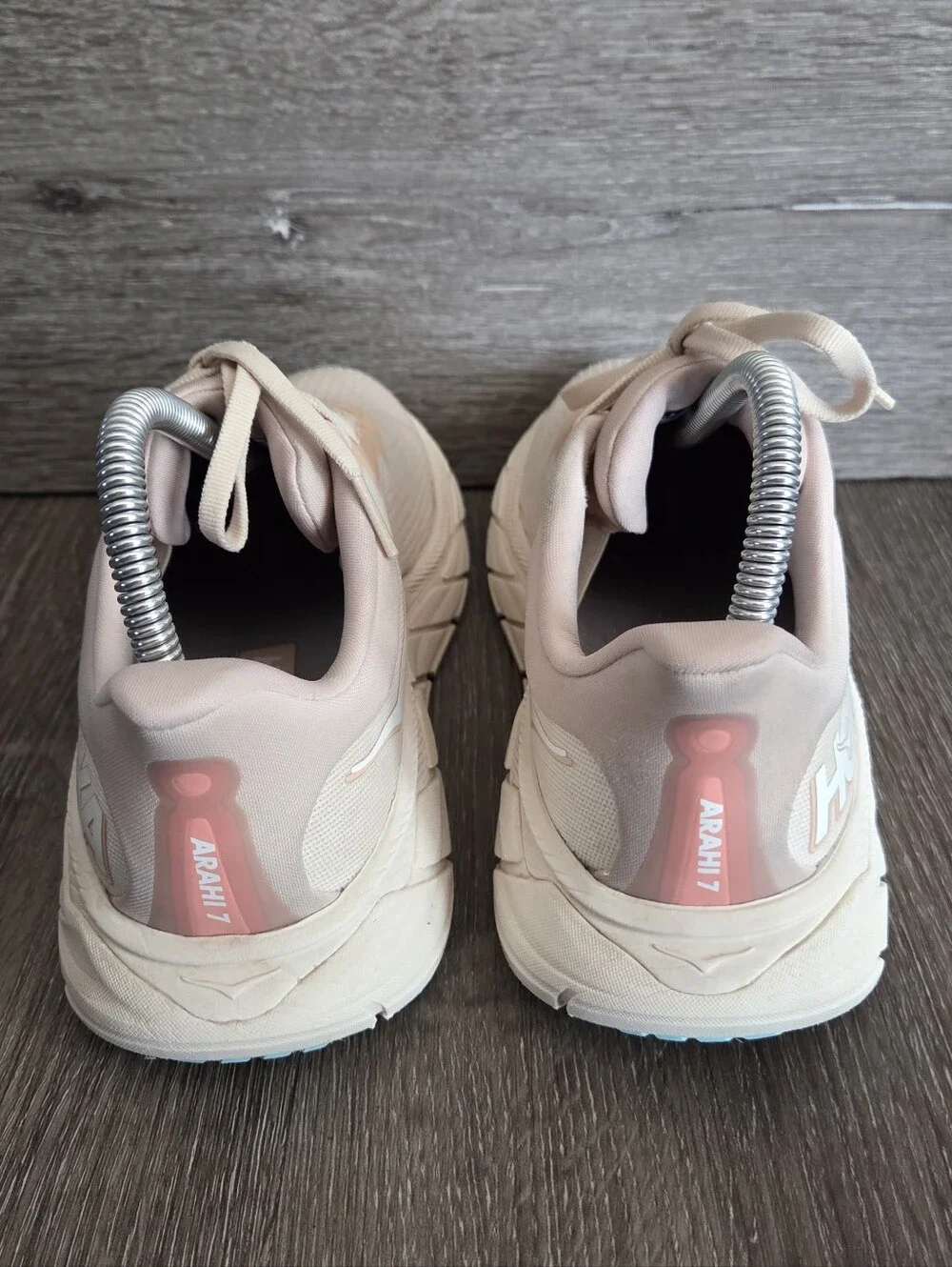 HOKA Arahi 7 Running Shoe Size 7.5 Wide Vanilla/Cream